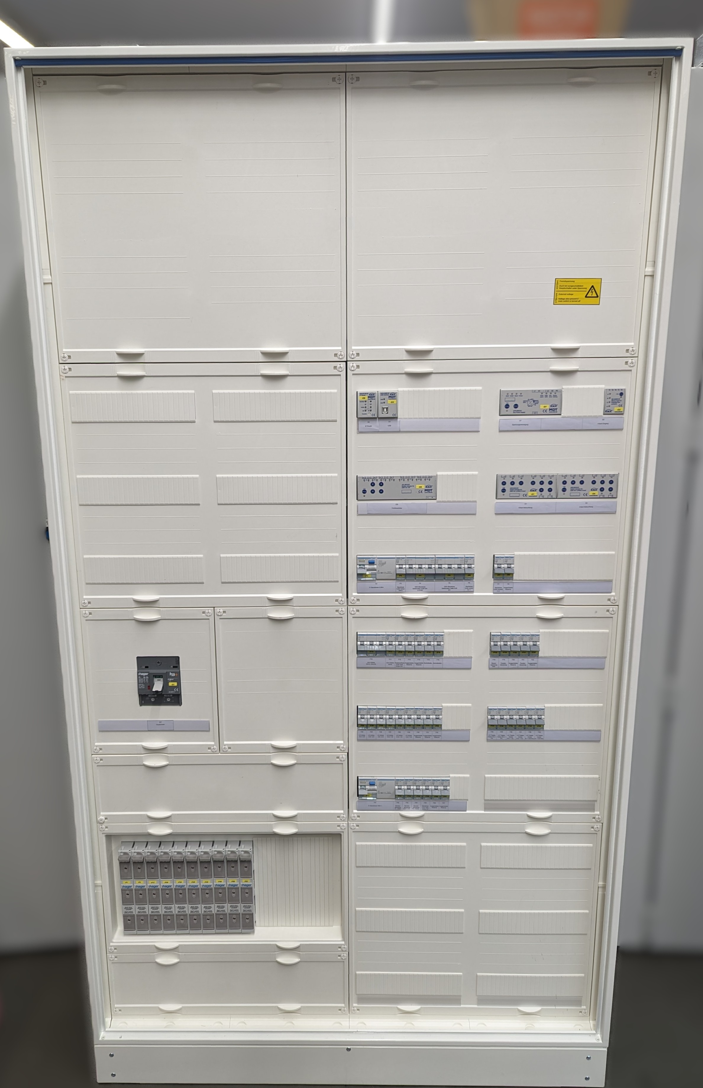 Schaltschrankfront mit Beschriftung